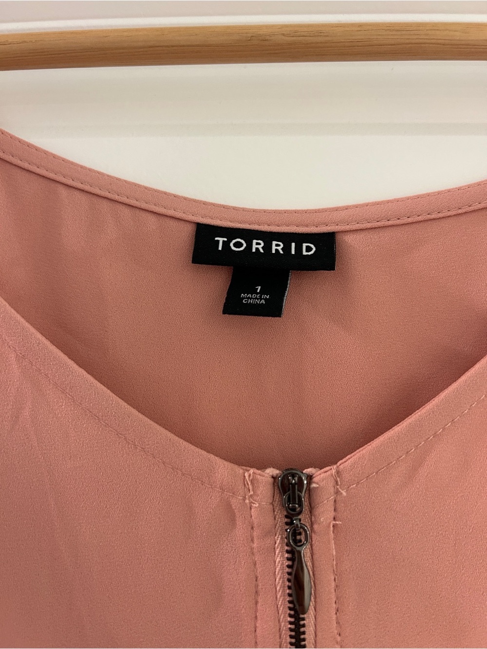 Torrid Plus Size 1 Dusty Rose Zipper High Low Flutter Sleeve Blouse Top - Picture 3 of 3
